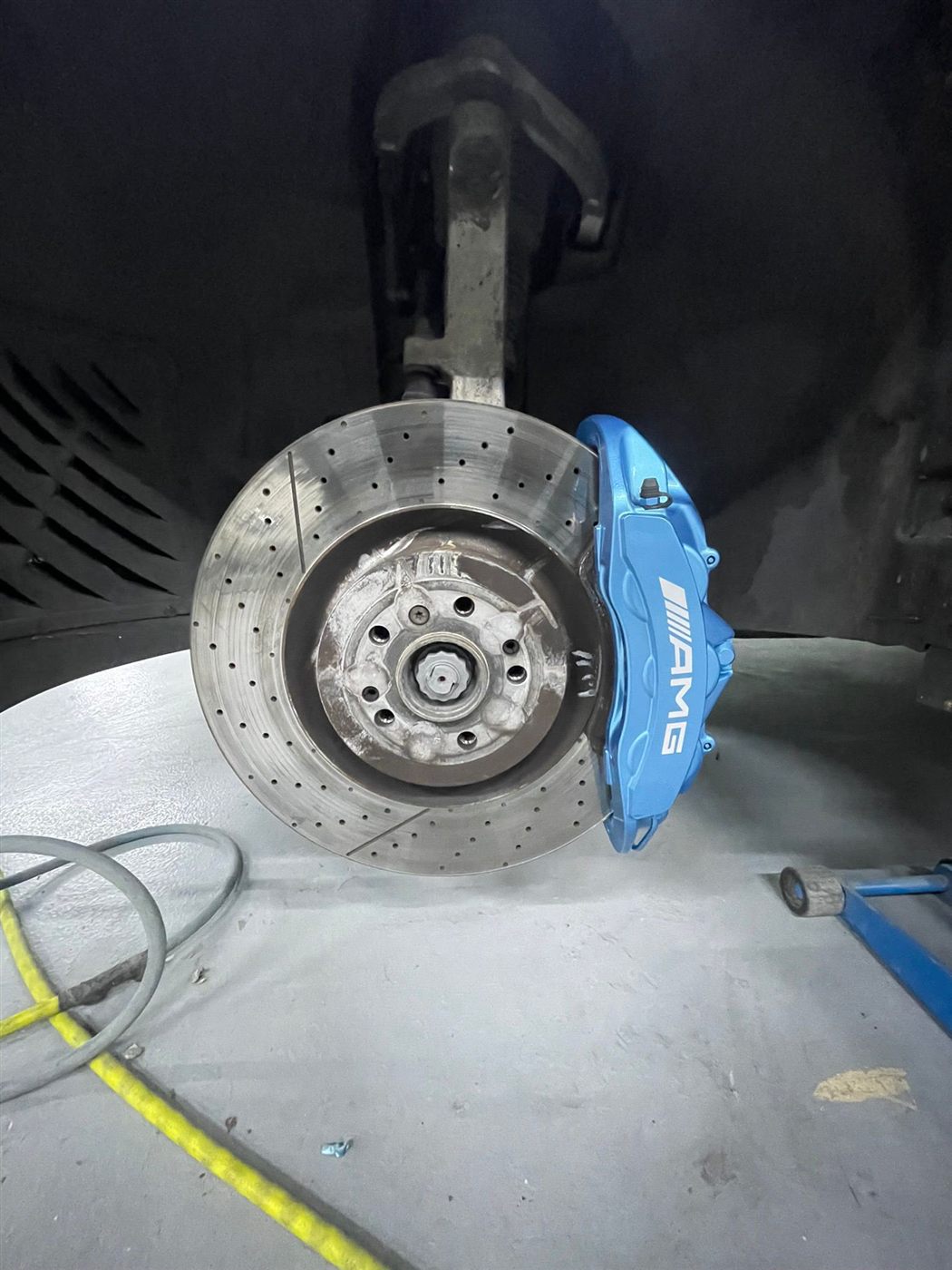 Blau lackierter Bremssattel montiert